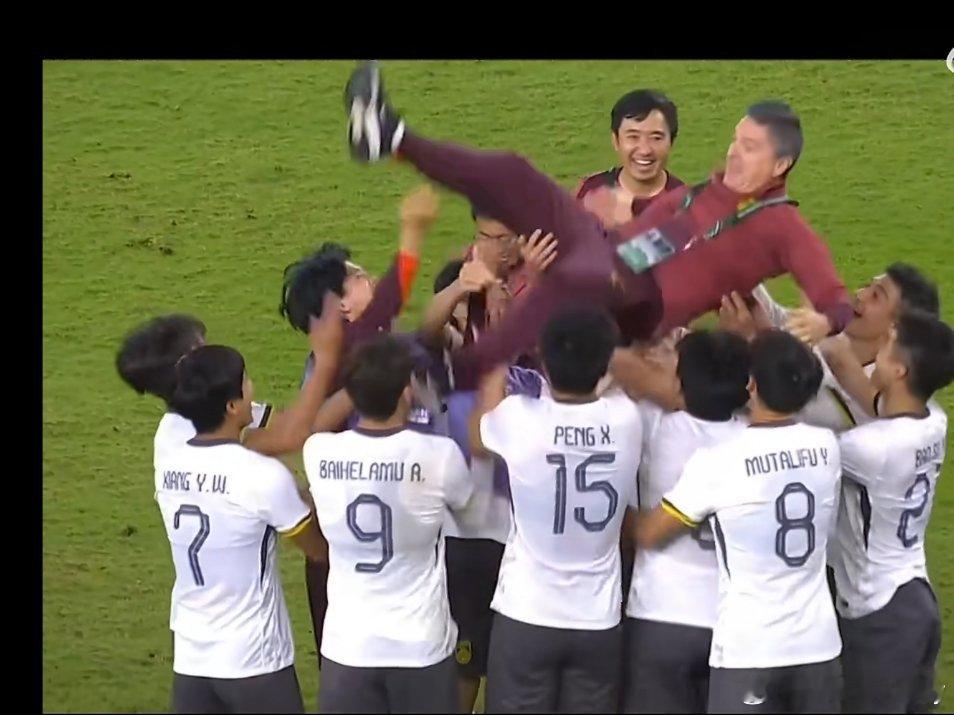 国足时隔22年再进洲际赛事决赛，这场比赛让我们看见了敢控敢攻的勇气，其背后的深层