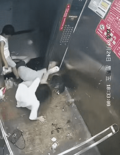 小孩姐逆转打赢小网红！

进电梯的时候觉得天是老大自己就是老二！没想到出电梯的时