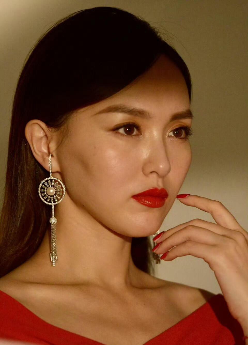 唐嫣脸部天然的凹陷