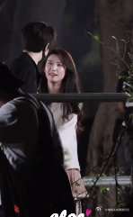 林一戴口罩捂嘴笑 林一和卢昱晓的走戏日常也太甜了吧！林一被逗得戴口罩捂嘴笑，笑得