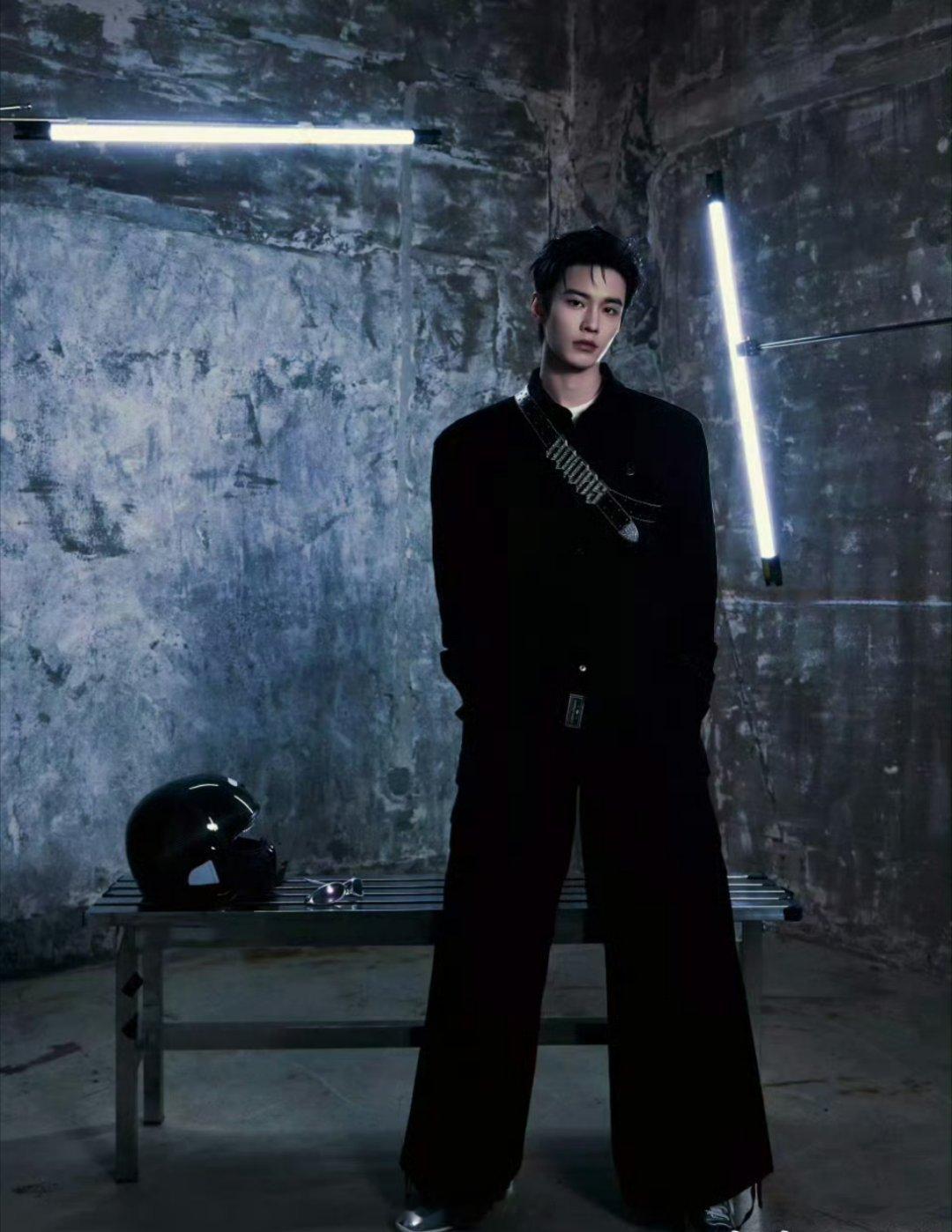 何与最新营业照，墨镜一戴谁也不爱的酷boy风格，资源是真的挺好的，有一说一，何与