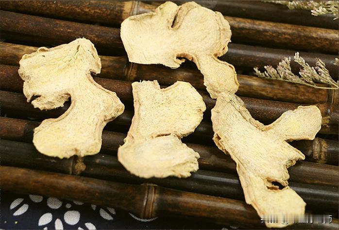 白开水里加点料，一味补阳、一味散寒，吓跑身体里面的寒湿


现在天气越来越冷了，