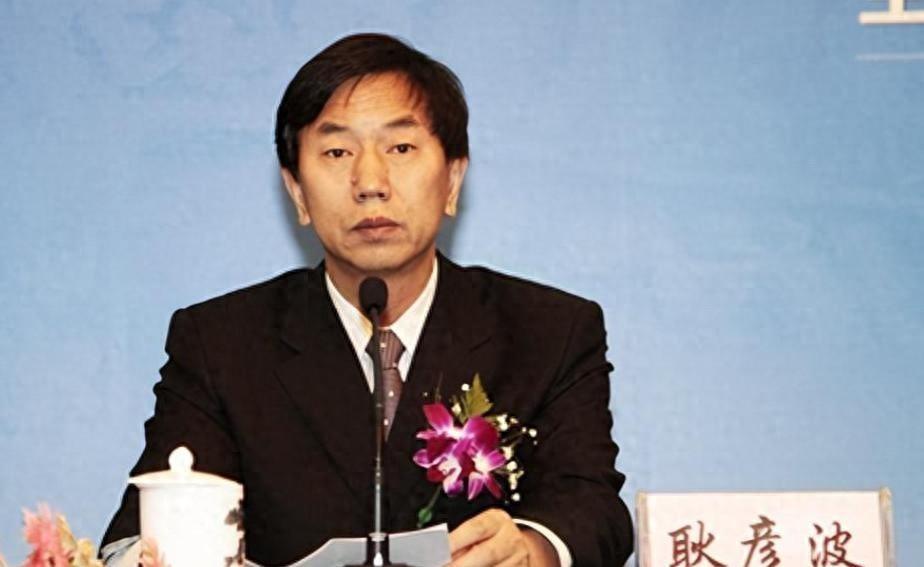 “疯子”市长上任后炸毁本地著名地标，招致众人唾骂，却在离任时数万人跪地挽留他的离