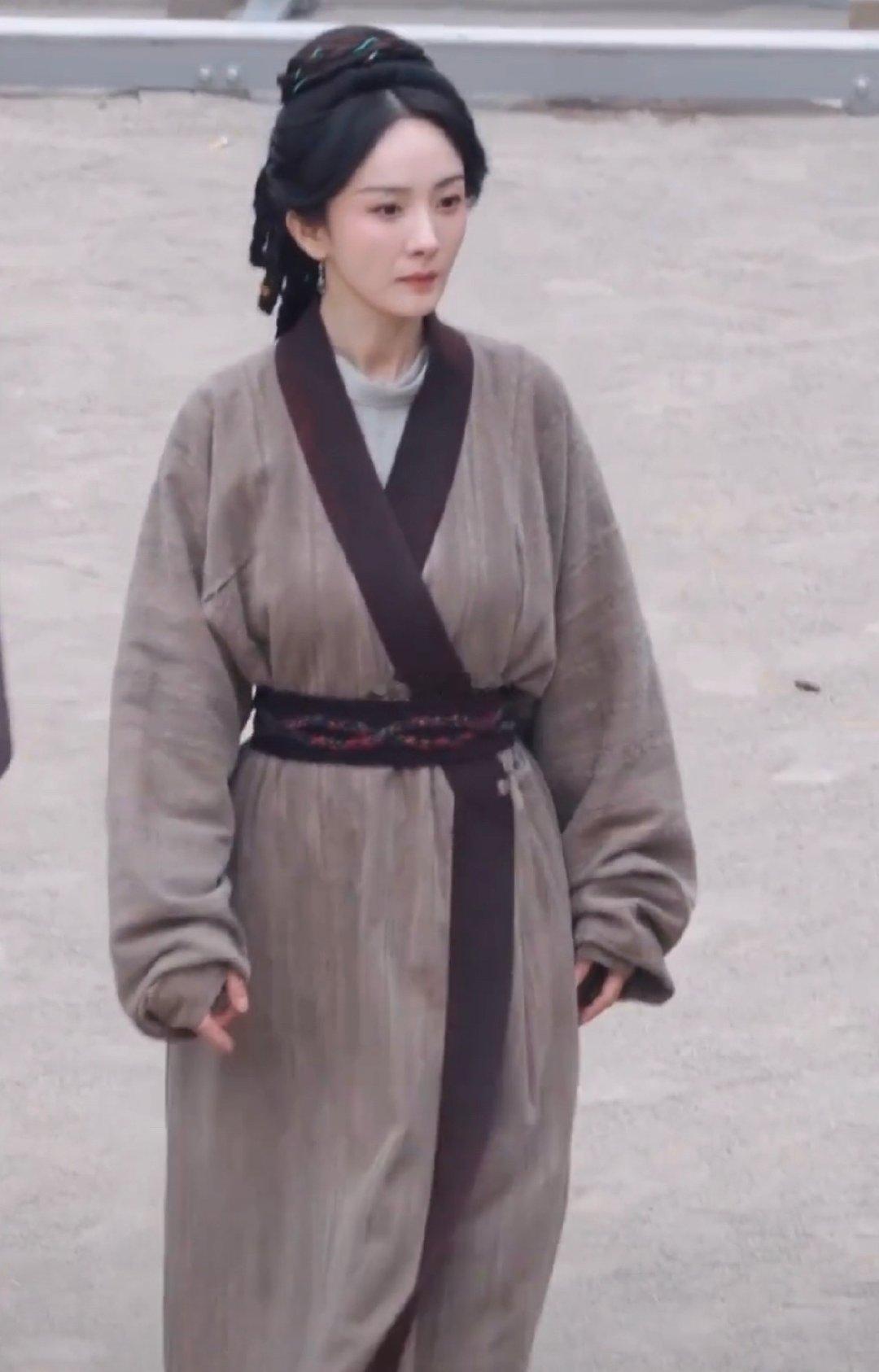 《江山大同》路透里杨幂这身造型，看点主要在还原度和气质反差。衣服是低饱和蓝色粗布