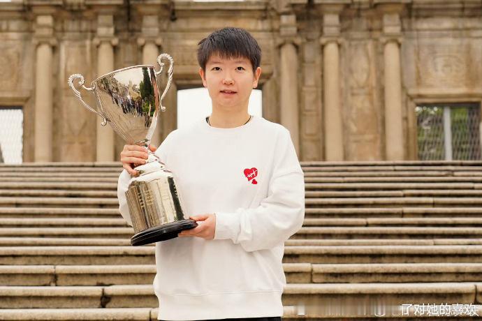 孙颖莎单打世界杯首冠两周年2024年4月的现在孙颖莎第一次拿到了世界杯冠军，现在