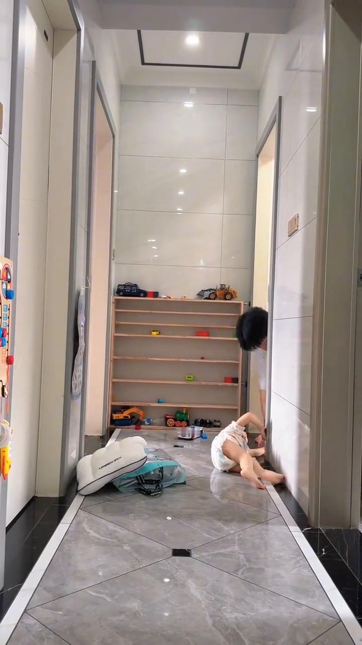 舅舅生气了，舅舅好不容易相中对象，结果......
妈妈我要和舅舅玩。