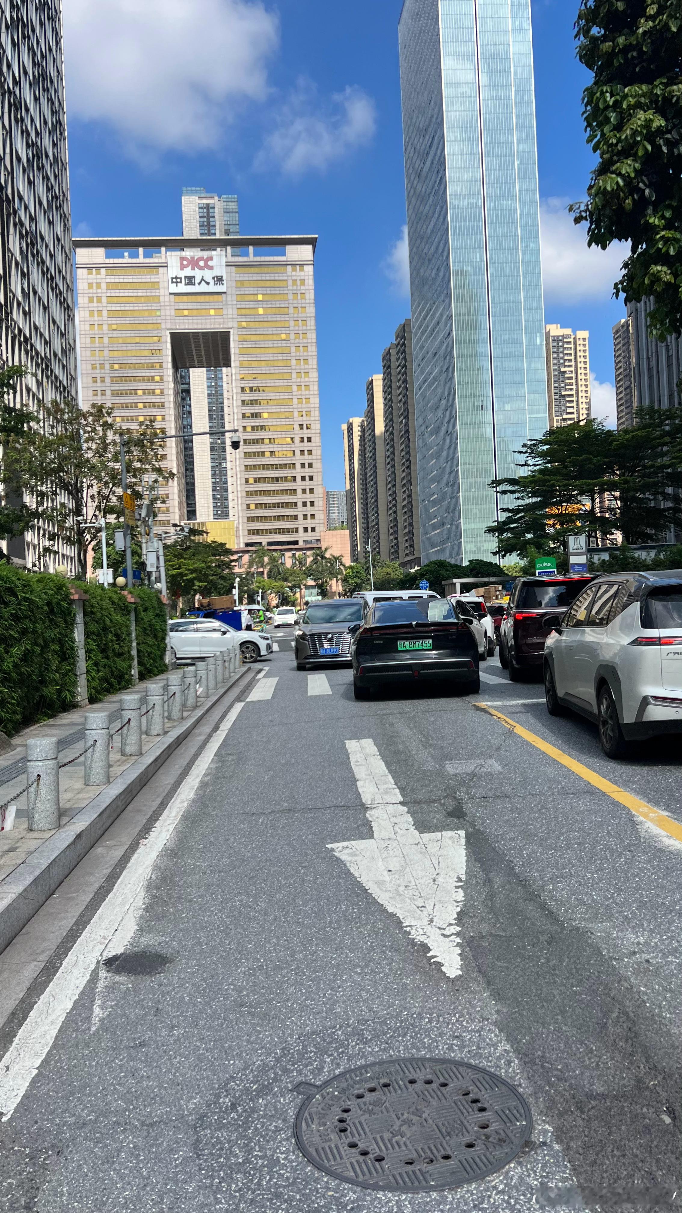 因为有人逆行把路堵死了，导致救护车在路口另一端无法动弹🙉🙉🙉这种人不吊销驾