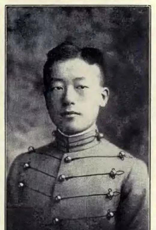 军官王庚听闻妻子陆小曼和好友徐志摩有私情后，把腰间的手枪往桌子上一扔，问陆小曼：