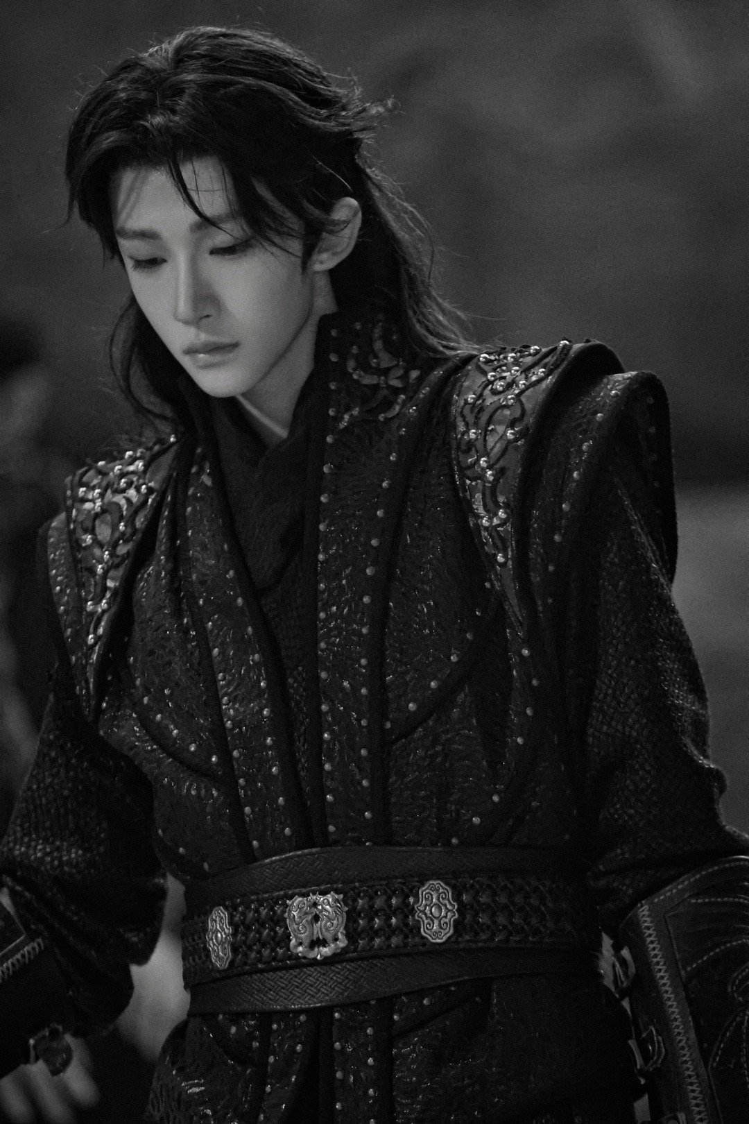 #刘宇一人分饰两角#  刘宇新歌《光火》MV🎬一人分饰两角，是清俊飘逸的江湖剑