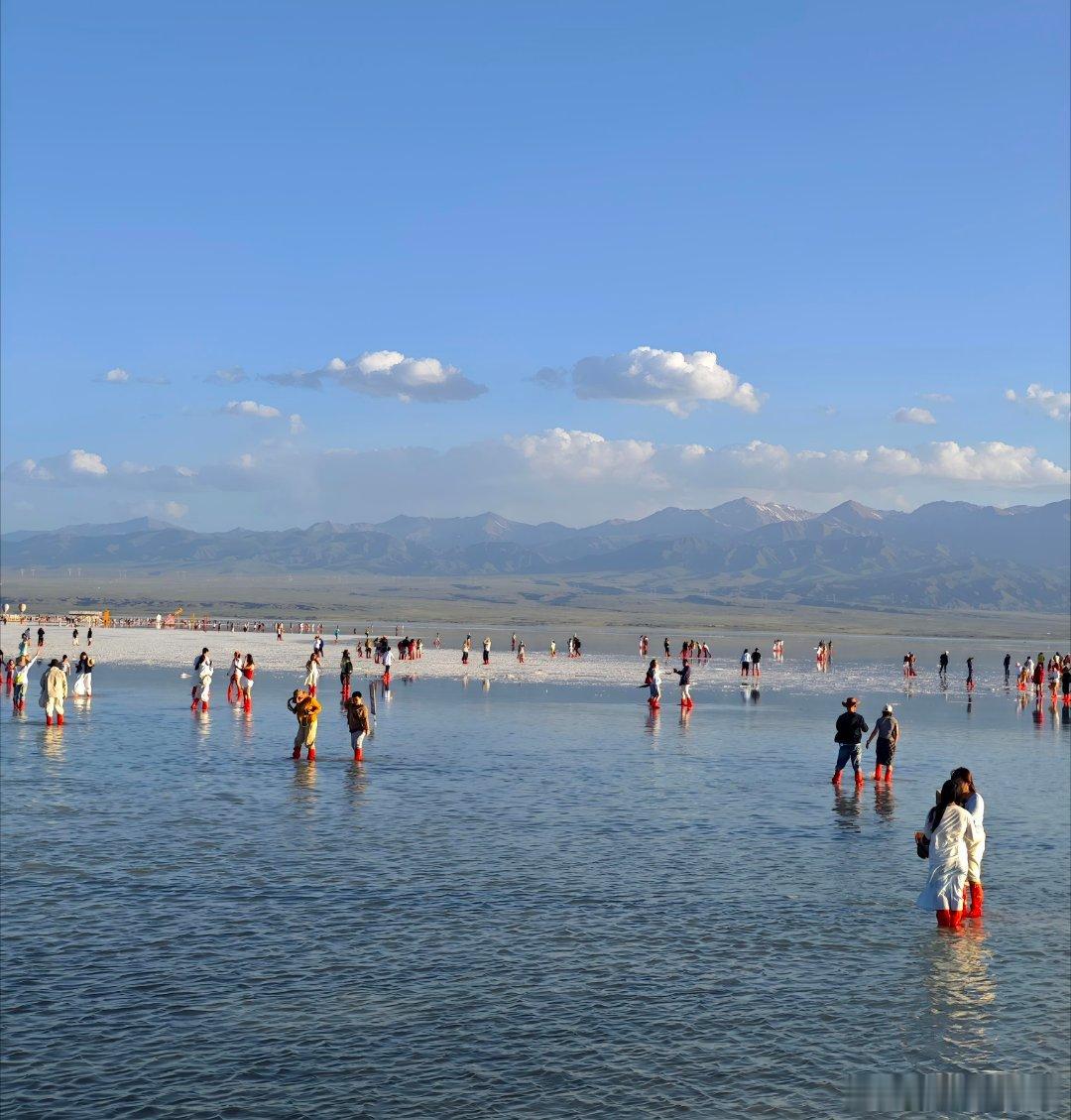 茶卡盐湖   大家都穿鞋套站在湖里拍照 