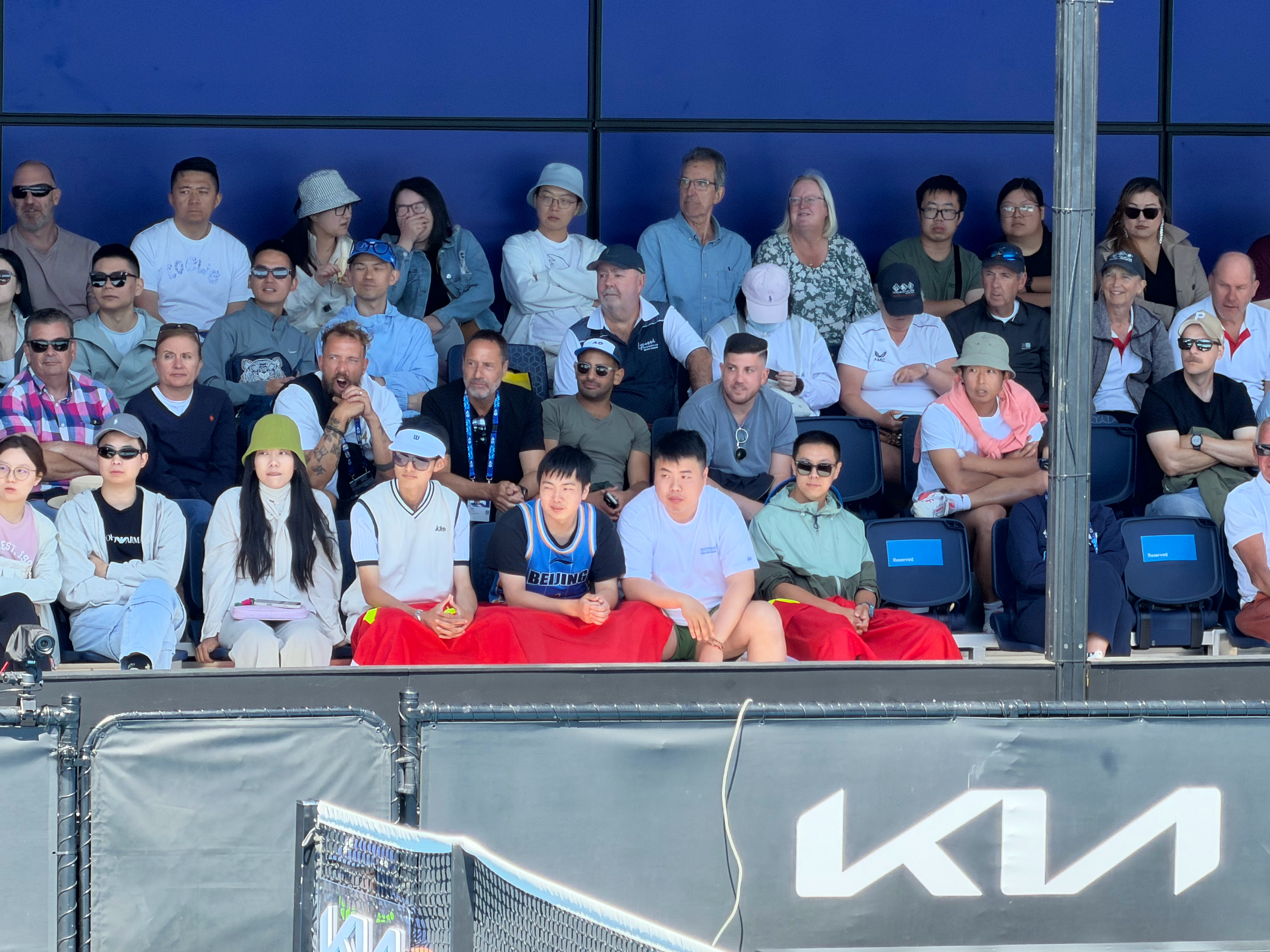 商竣成比赛现场有一位身穿北京首钢男篮球衣的球迷在组织观众为他加油！澳网2026北