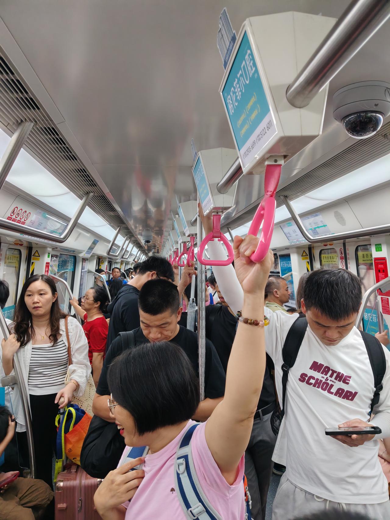 不是周末，不是早晚高峰，还这么多人。都不用上班吗？[呲牙][呲牙]