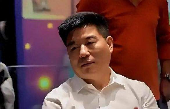 娶小27岁央视才女，快60岁才当爹，如今他衰老明显，娇妻气质出众