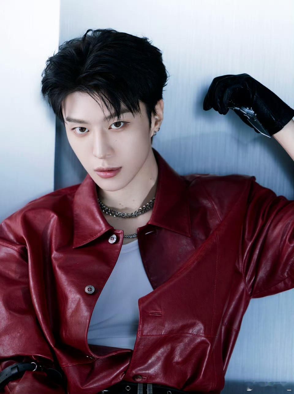 范丞丞电竞男主照进现实救命！范丞丞这组电竞造型杀疯了！🆘 碎发搭配电竞耳机，少