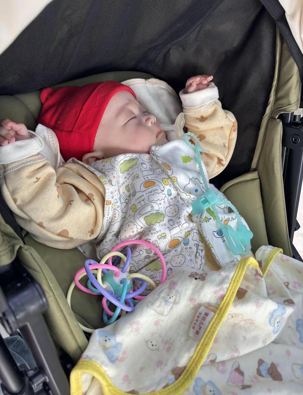 孩子在家一点响动就醒，出门吵翻天倒睡得香，不是矫情，是大脑在护命。
家里太安全，