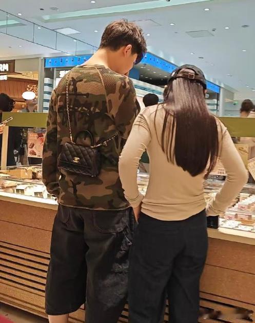 沙溢大儿子和女生逛街网友遇到沙溢大儿子安吉和女生逛街，还帮女生贴心背包。从背影上