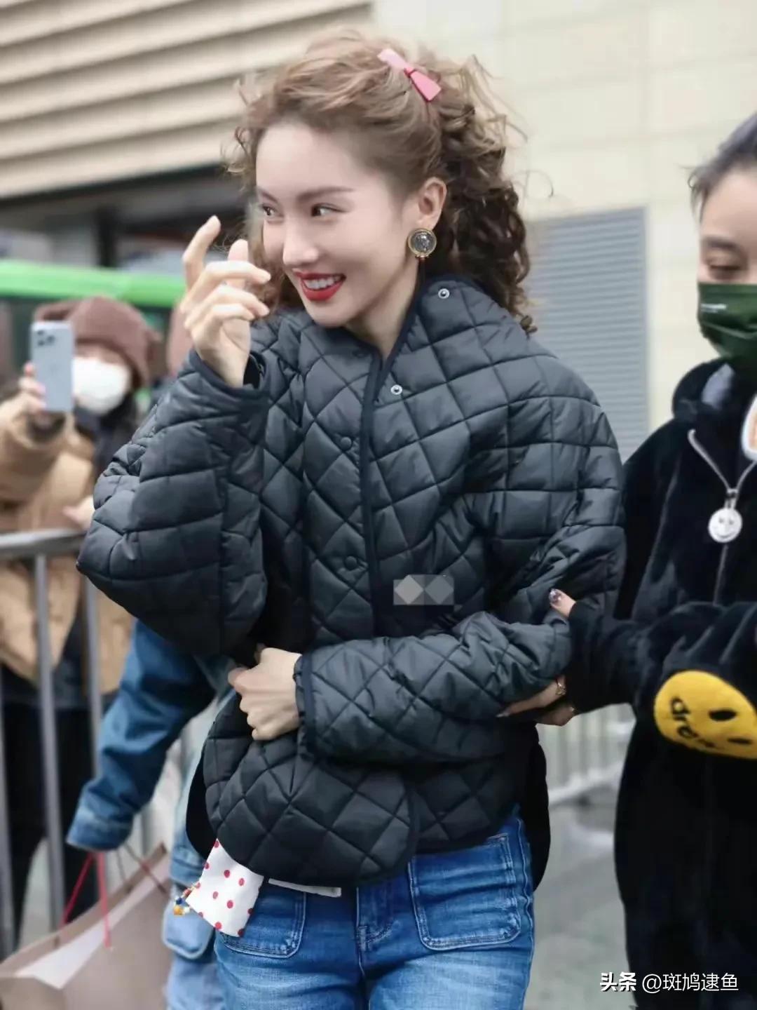 金晨又又又美出新高度！真是风情万种！

羊毛卷的头发只适合长在她脸上，要在我们普