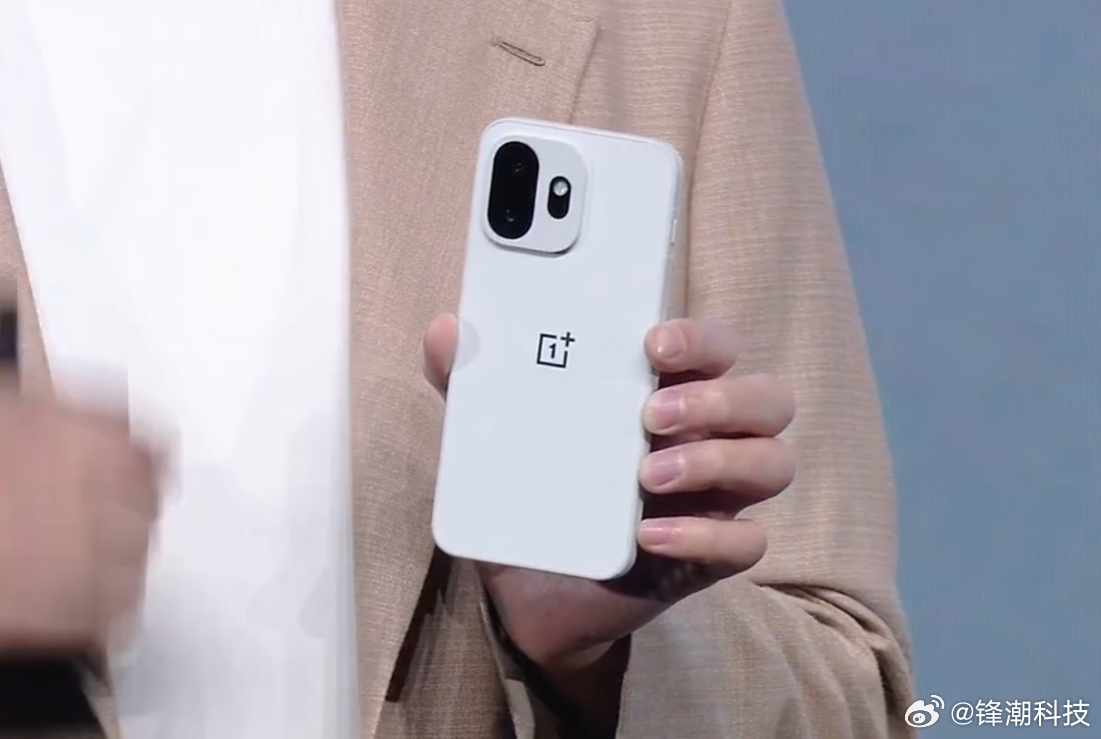 一加15T，机圈白月光，行业唯一全白金属中框。强推白色。