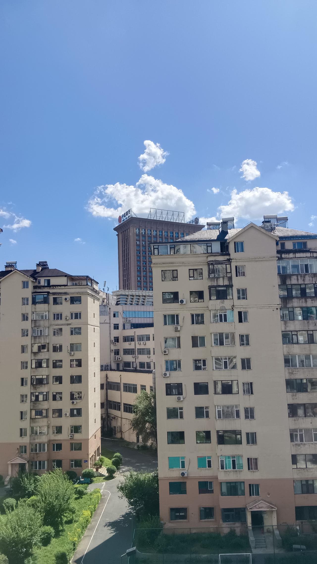 秋日生活打卡季站在阳台随手一拍，天高云淡，又是安然惬意的一天。