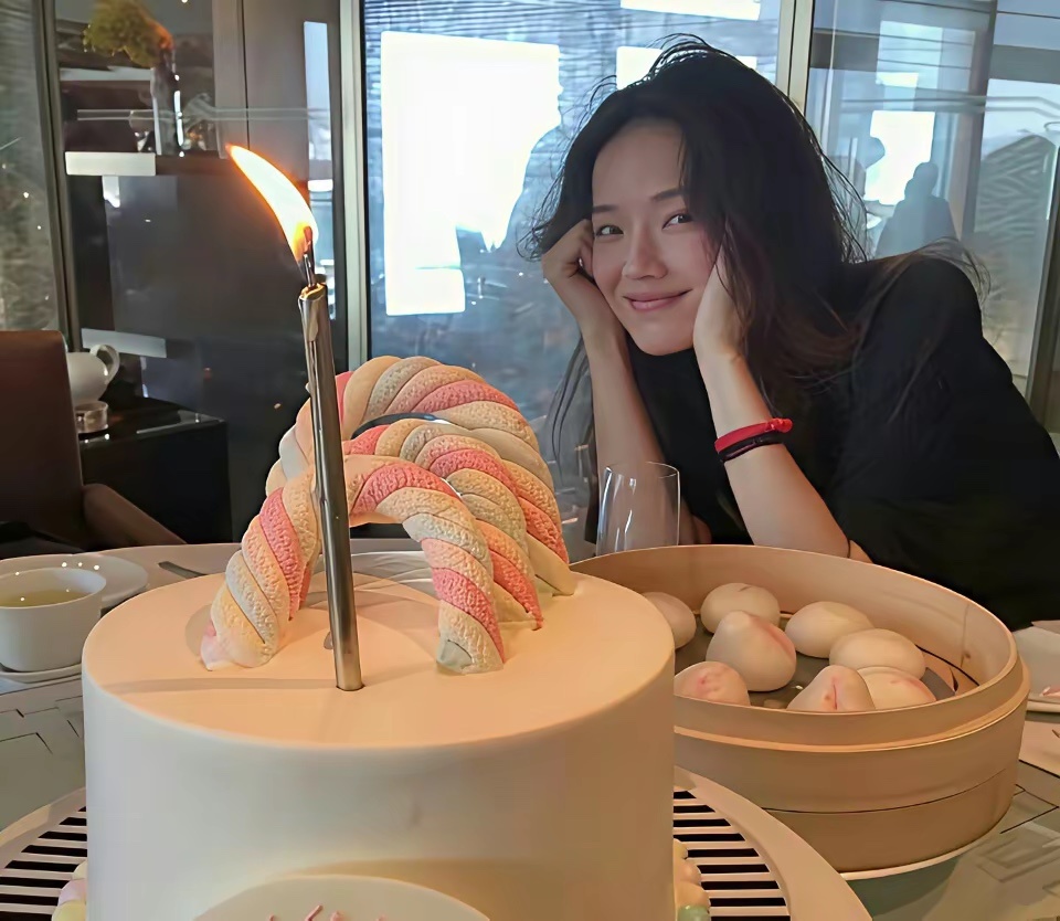 舒淇的自律一般人难以做到，你看她50岁生日就吃了一碗清淡的青菜鸡蛋面 