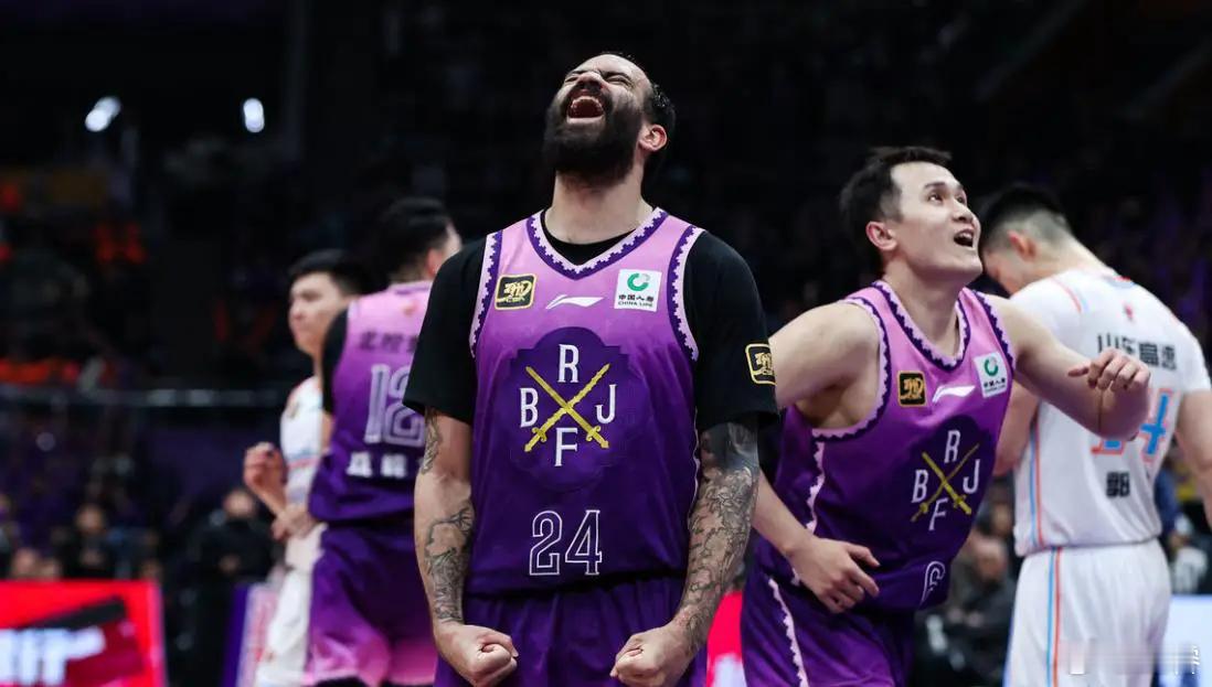 高诗岩没有再像长沙的那个下午或那一夜般命中杀死比赛的三分，无差别单挑打一切的里勒