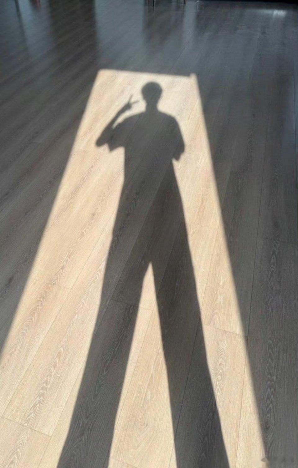 果然少年就是有少年感，聂聂的路透一下子拿捏我了！14岁180，我一点都不羡慕聂玮