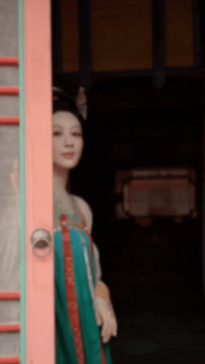 #杨紫国色芳华杀青# 说真的这个造型好适合她！一眼就觉得很惊艳很漂亮！期待杨紫何
