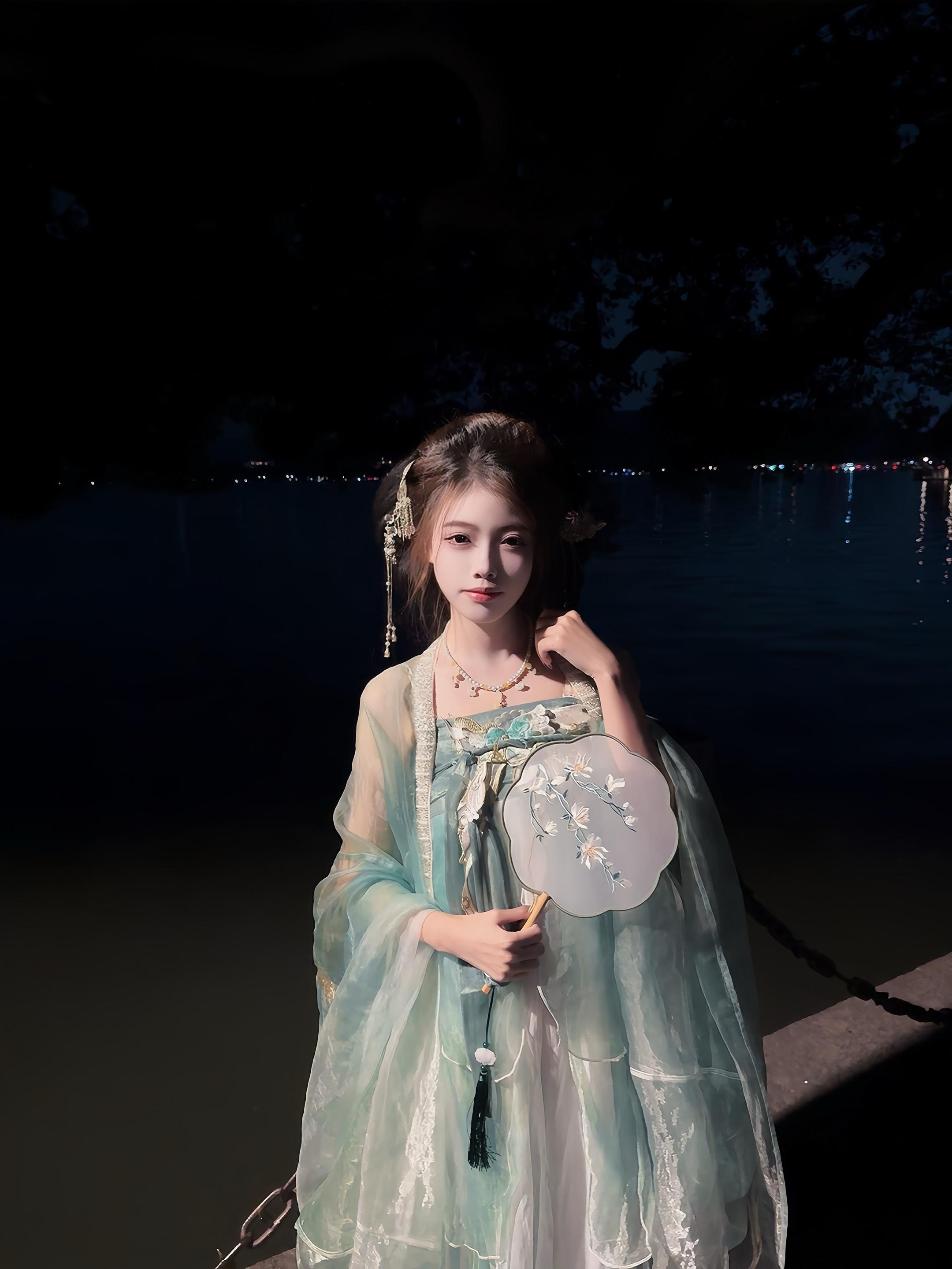 西湖纵有千分美 无你不过一滩水