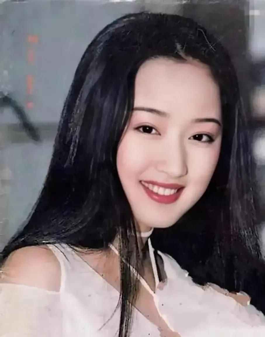 杨钰莹赖文峰的旧账又被翻出来，自媒体说赖文峰今天还能直播收礼物全靠当年谈过甜歌皇