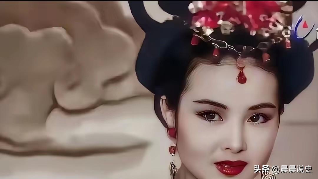 568年，太子陈叔宝夜宿宠妾龚氏房中，无意间瞥见一名小丫鬟，当即惊坐起身，目光死