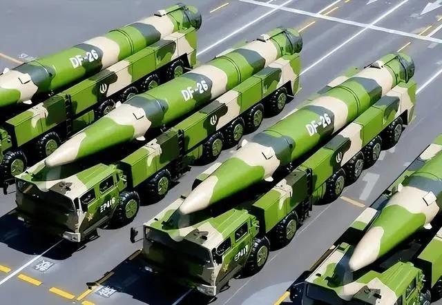 东风17、26、100同框了！这套组合拳打出去，谁能扛得住？
在战略导弹部队组建