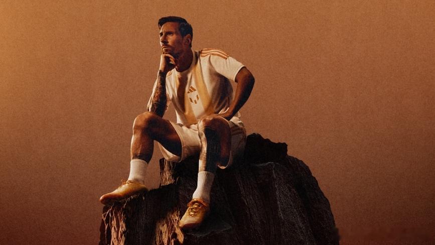 我看阿迪达斯新出的梅西 F50「鎏金时刻」，配色还挺有意思的。用日暮时分的暖橙渐