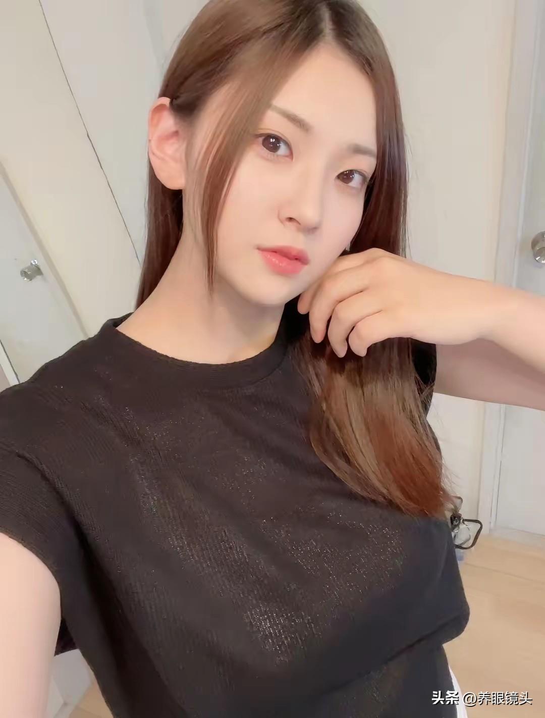 温柔甜美的自拍，黑纱上衣搭配自然妆容，尽显清新气质。