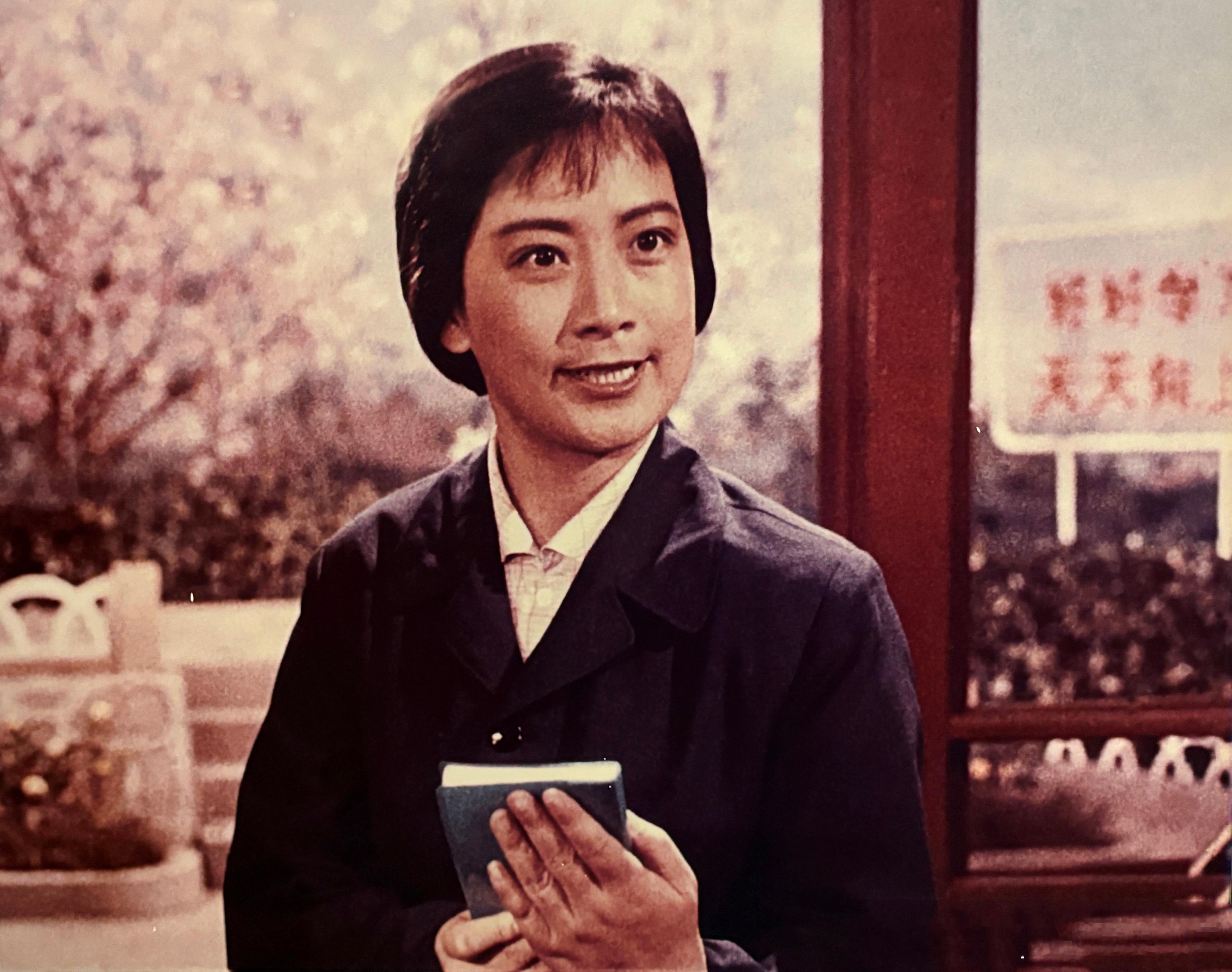 1974年戏曲电影《园丁之歌》，左大玢饰演的小学教师俞英历史影像 ​​​
