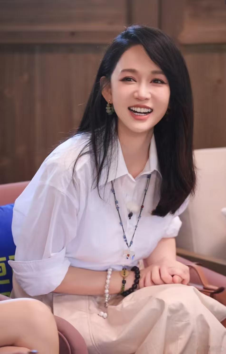 陈乔恩一看就是个聪明人，她回应要不要孩子，看似大大咧咧无所谓，其实她在给自己台阶