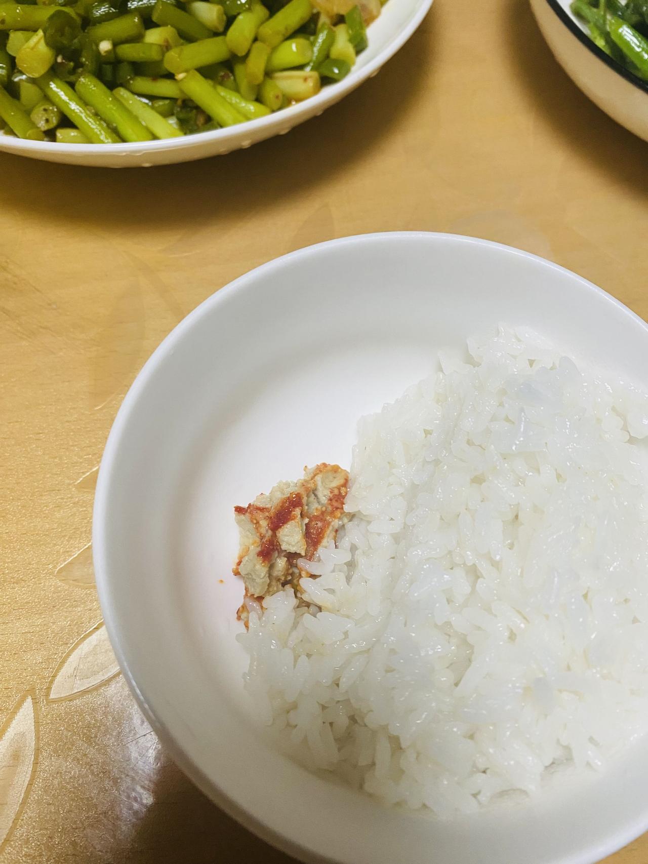 离开家很长一段时间后，时不时就会想念老家的食物。

有天在老乡的直播间，镇长正在