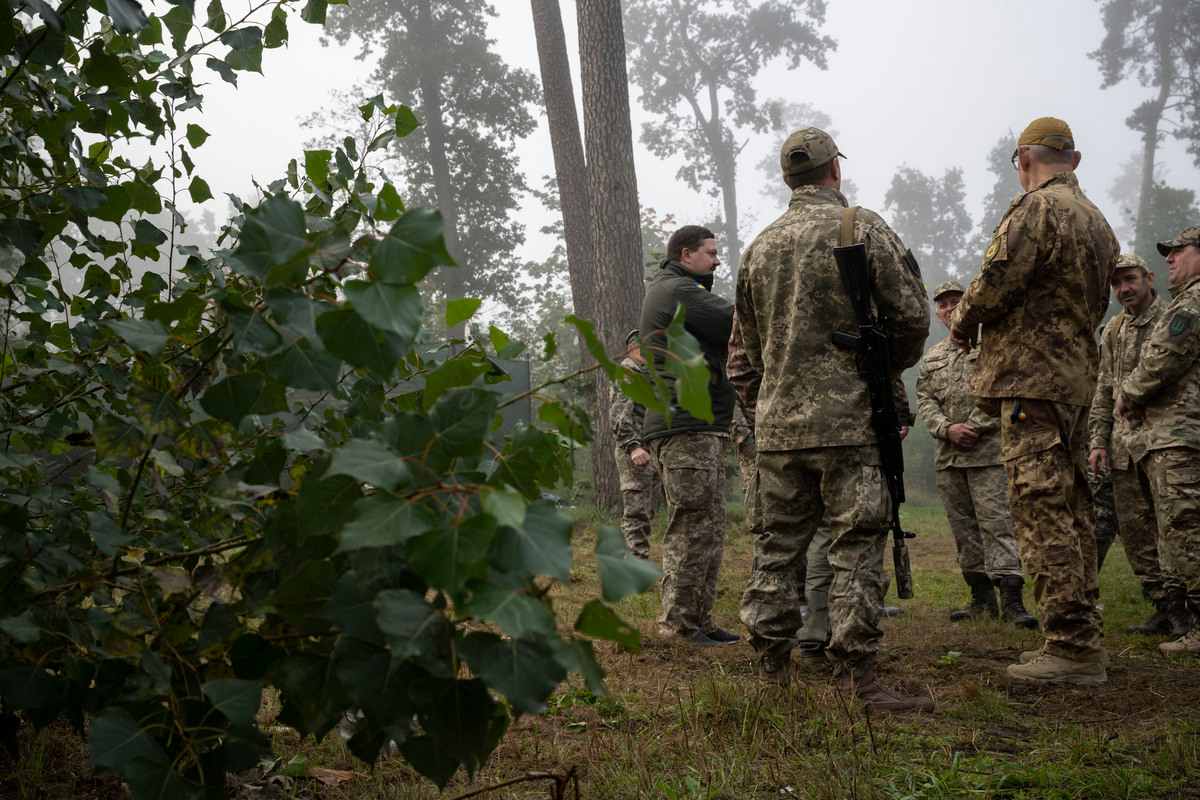 乌克兰正式启动全民军事训练体系。从中小学到大学，所有学生不分性别，必须接受实弹射