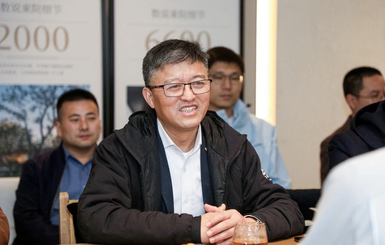 绿城香港在广州成立⼴州绿瀚宇贸易有限公司，由集团首席运营官侯光军兼任公司董事长。