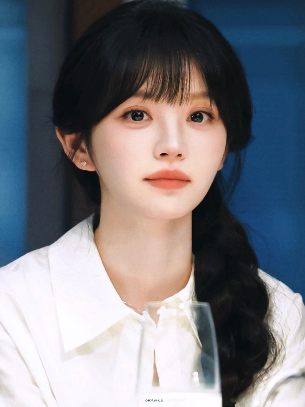 “黄橙子成为了大作家 并在母校担任文学教授” 