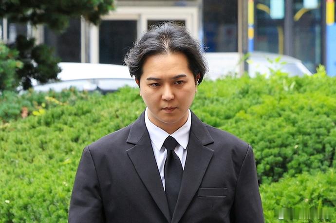宋旻浩又肿了 宋旻浩涉嫌违反兵役法案，今日作为证人出席第三次公审。哥真是世界倒数