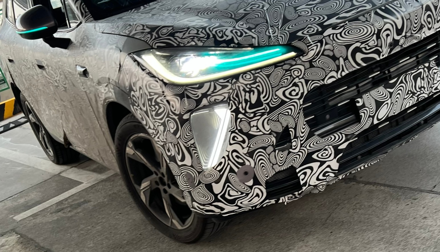 【猜个车】放在大灯里的小蓝灯。