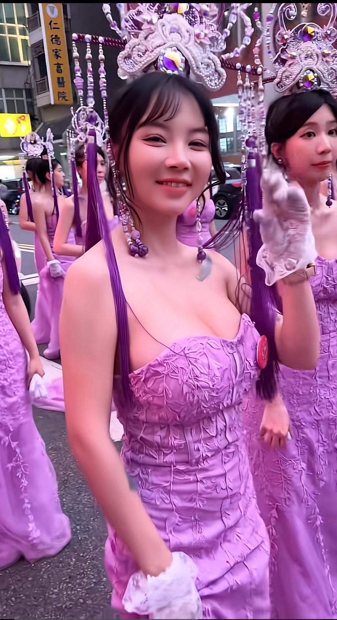 台湾庙会的美女仪仗队，那可真是别具一格。在台湾传统庙会上，“辣妹脱衣”表演、钢管