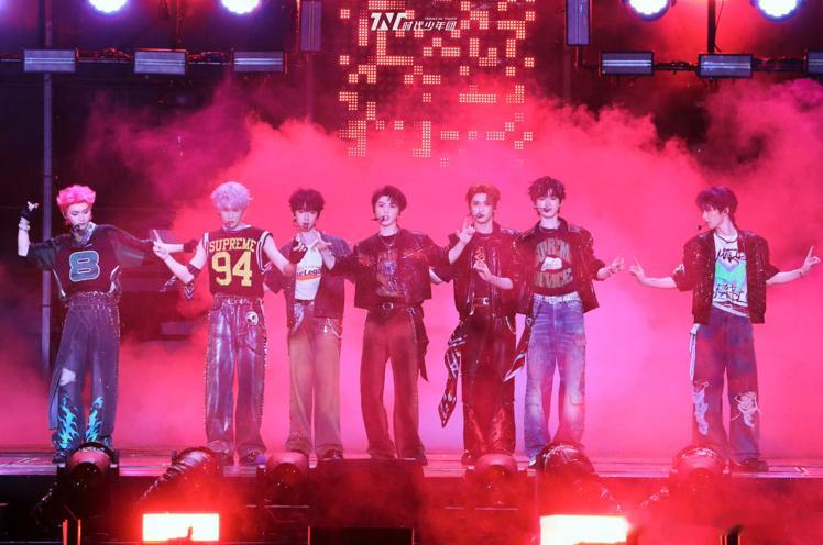 内娱第一款葫芦塑艺人时代少年团双11疯狂好六夜时代少年团这七个小哥哥站在一起，真