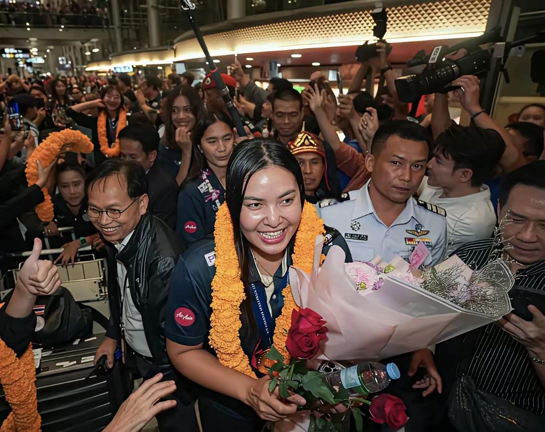 泰国女排亚锦赛夺冠、首夺洛杉矶奥运门票，举国沸腾。总理阿努廷动情发声："泰国没被