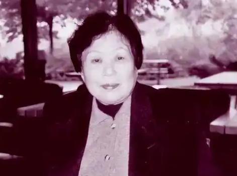 1940年，18岁的袁竹林惨遭日军凌辱，不久她怀孕了，日军得知消息之后，强迫她脱