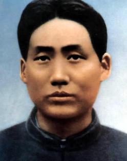 1927年，毛泽东被捕后，在押去处死路上，突然对一名团丁说：“老哥，我腿疼，伤筋
