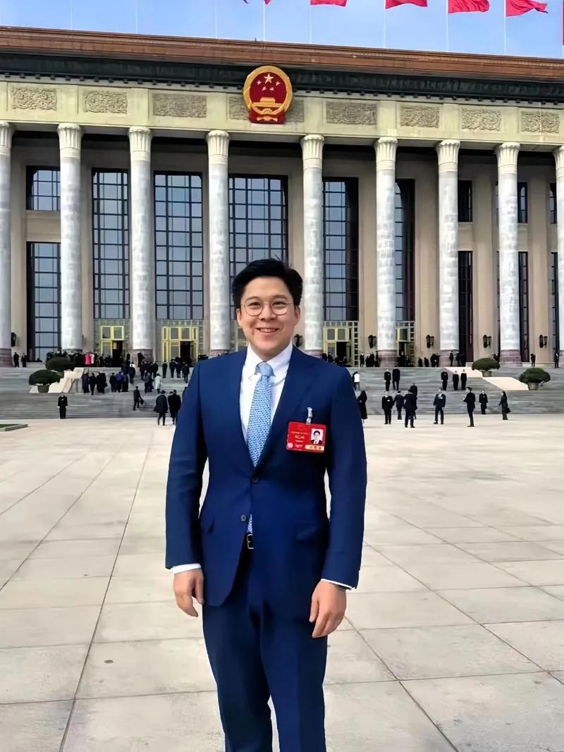 46岁的霍启刚谈及妈妈朱玲玲的教育，仍满是感激与敬重。即便已过不惑之年，妈妈依旧