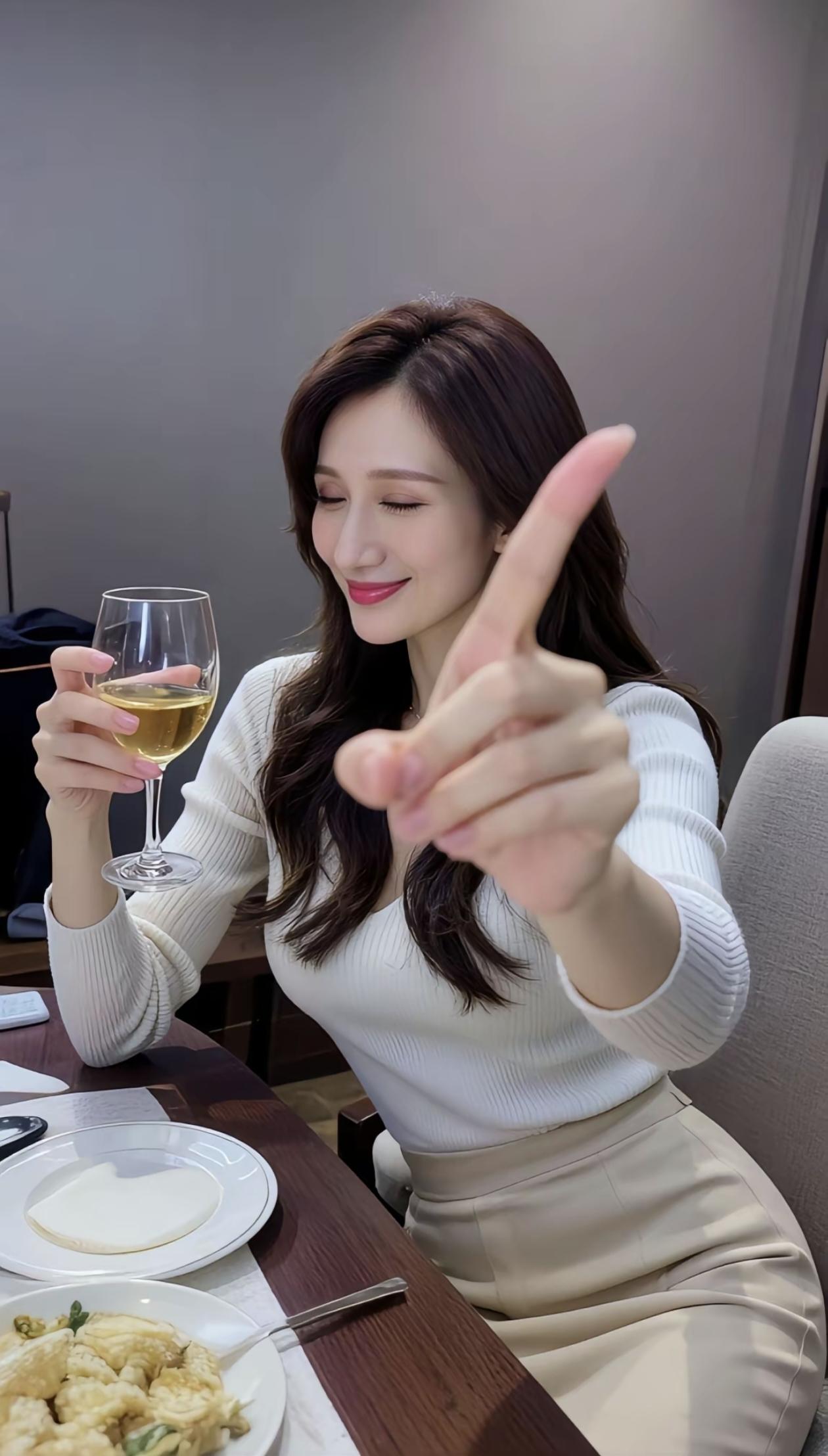 别让我一个人醉
别让我一个人守
漫长的午夜有你相随
明天的爱还要很久