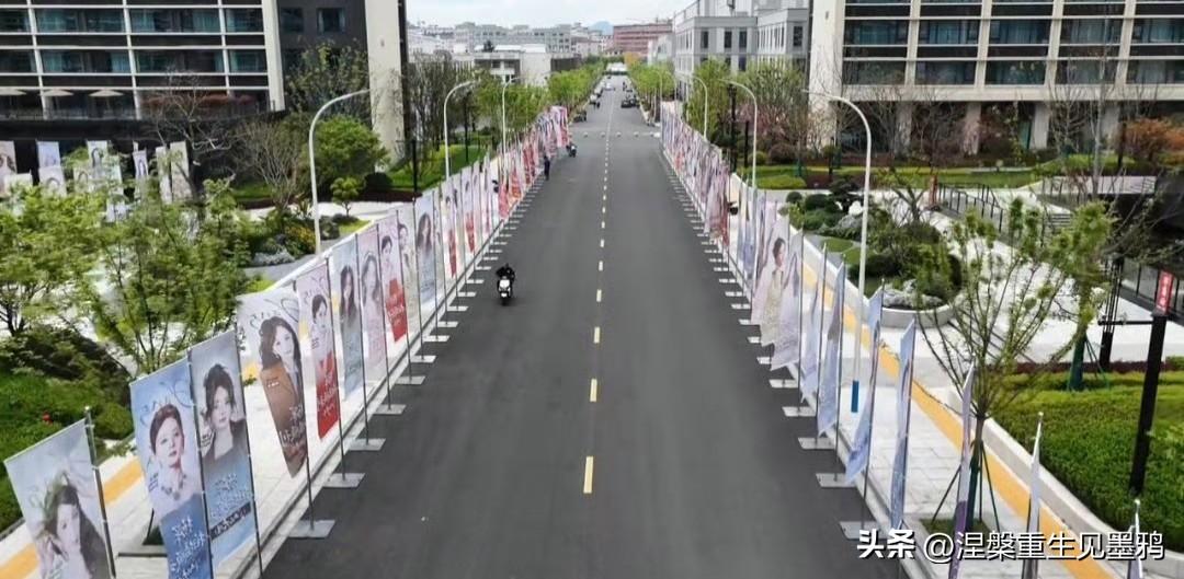 杨幂粉丝为其新剧《江山大同》开机进行了航拍。
画面中，开机场地的通行道路两侧，沿