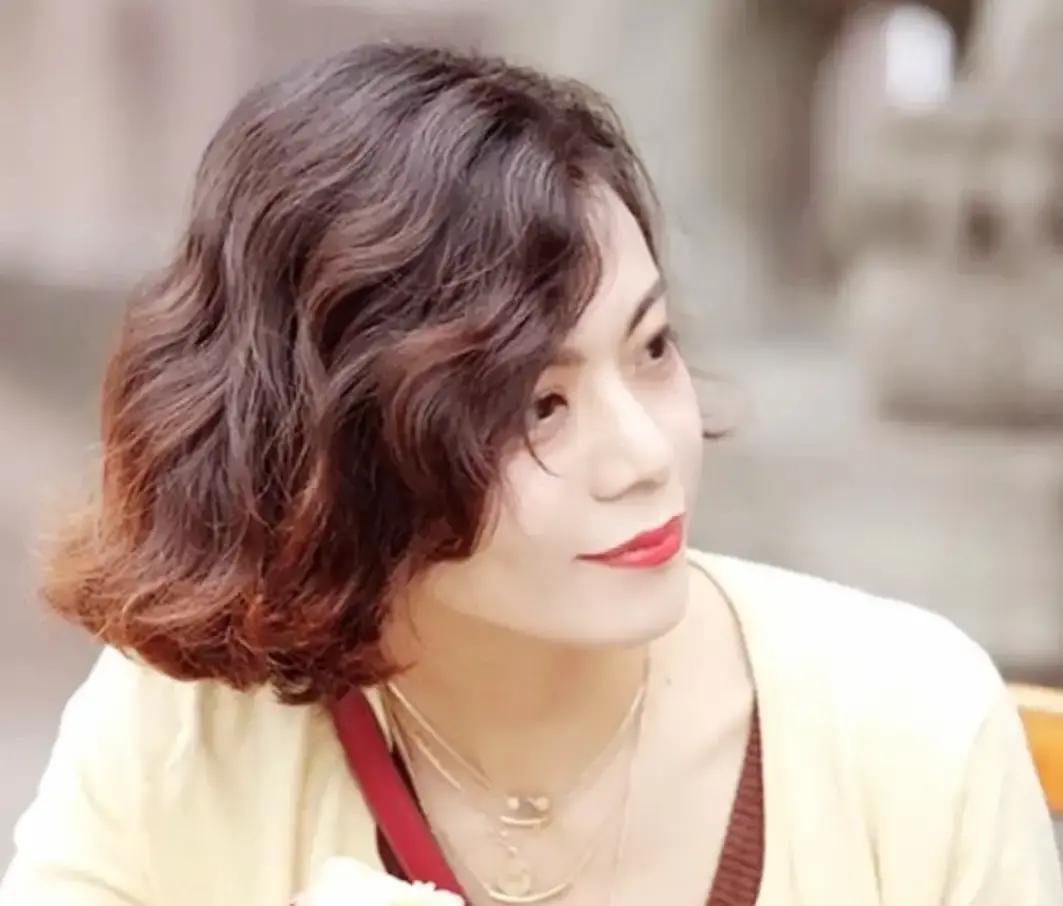 复旦陈果那句“异性没有纯友谊”又被剪成15秒小视频刷屏。

老视频来自她2016